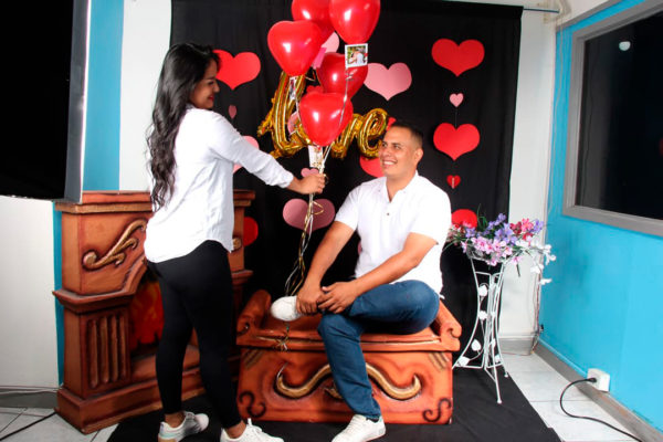 pareja de enamorados posando en sesión fotográfica