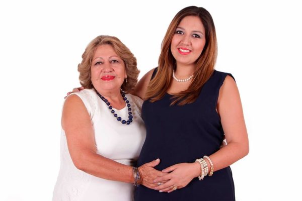 madre e hija embarazada abrazándose