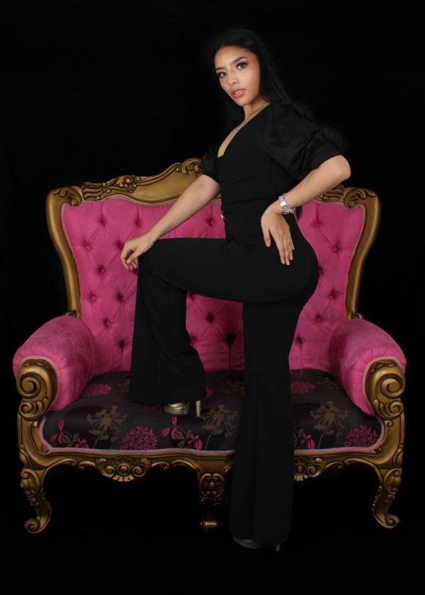 muchacha posando para sesión fotográfica sobre un mueble
