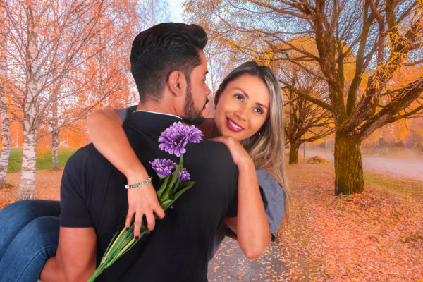 pareja abrazada sosteniendo un ramo de flores