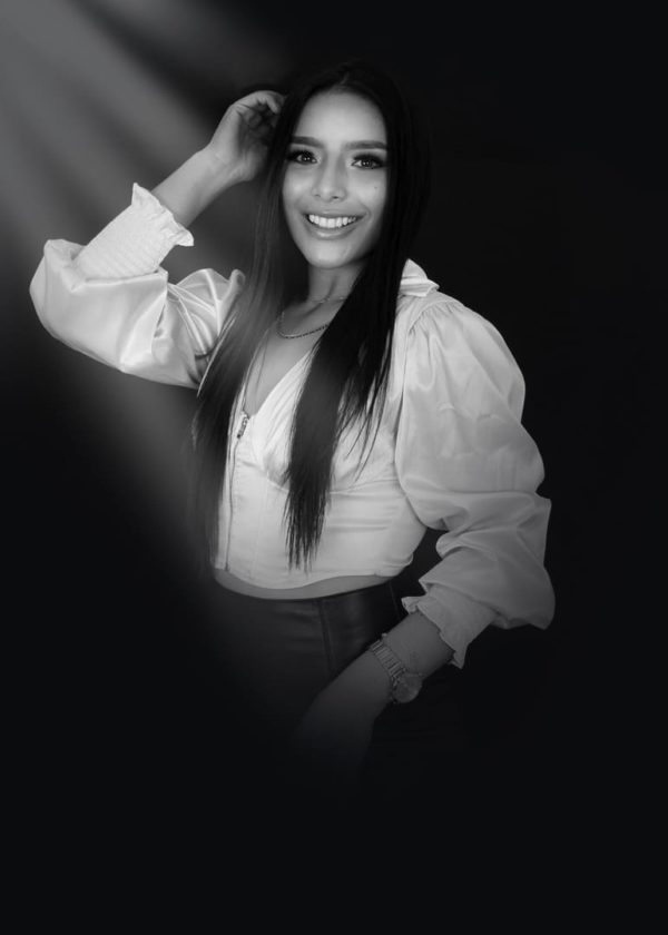 muchacha posando para sesión fotográfica en blanco y negro
