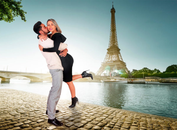 pareja feliz en sesión fotográfica con fondo de parís