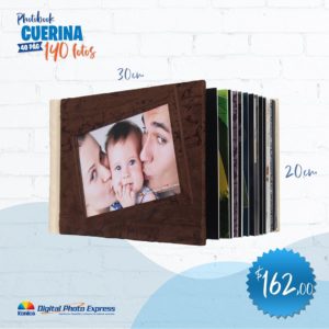 Álbum fotográfico en cuerina con portada de mamá, papá y bebé